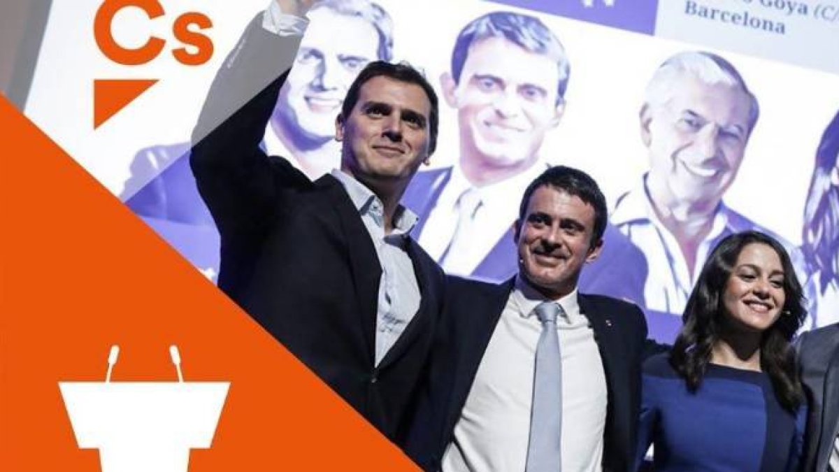 Manuel Valls, flanqueado por Albert Rivera e Inés Arrimadas.