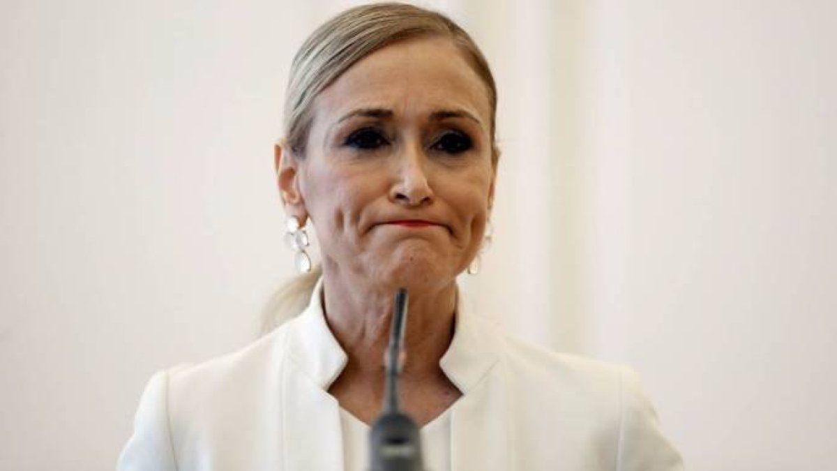 Cifuentes durante su comparecencia para anunciar su dimisión.