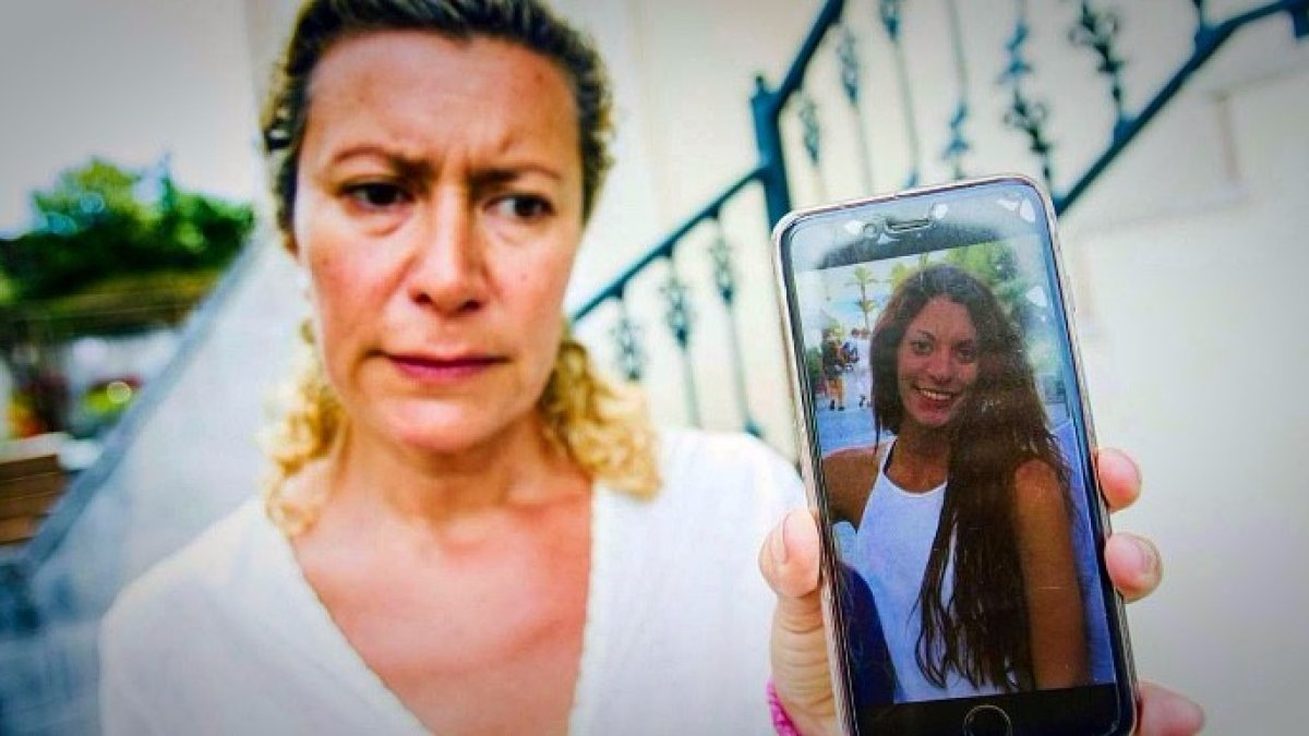 La madre de Diana Quer sostiene una foto de su hija.