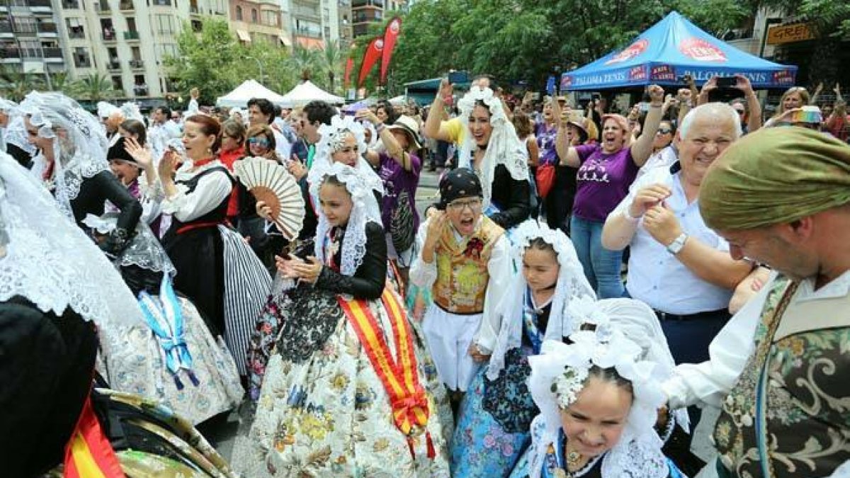 Alicante huele a pólvora con el inicio de la primera mascletà en la Plaza de Luceros.