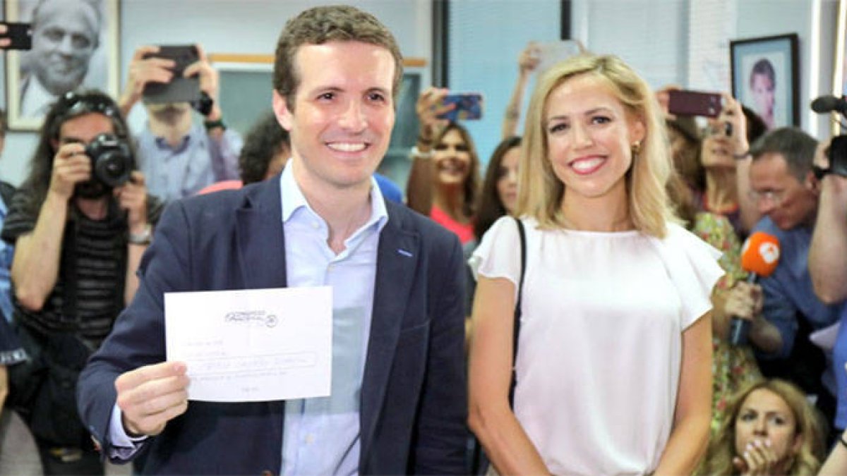 Casado votó por la mañana en la agrupación del barrio de Salamanca.