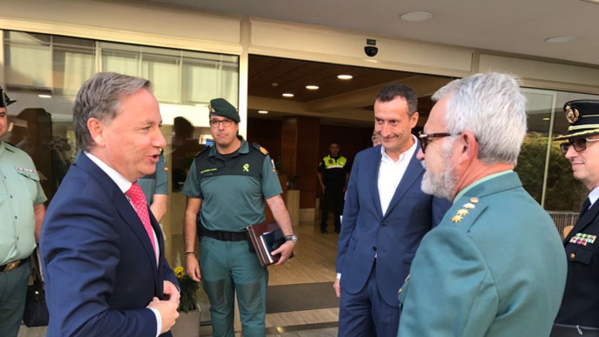 Moragues conversa con el alcalde de Elche y miembros de las fuerzas de seguridad.