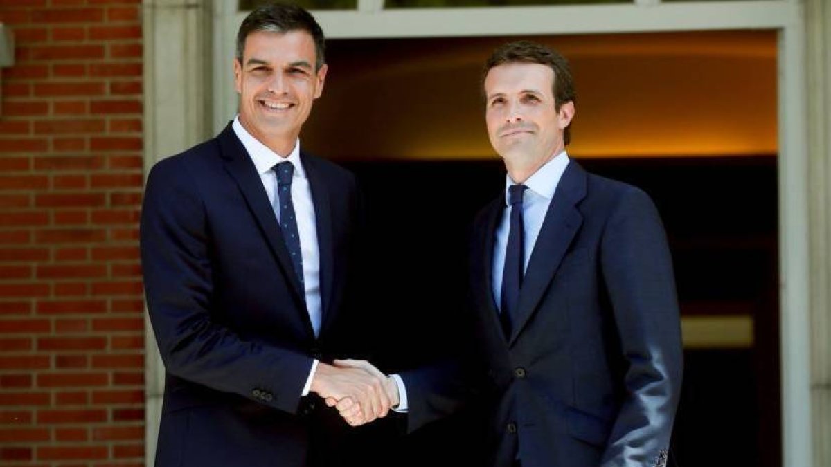 Pedro Sánchez y Pablo Casado, este jueves, en su primer encuentro oficial.