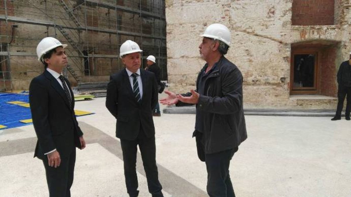 El Delegado del Gobierno en la Comunidad Valenciana (en el centro) durante la visita a las obras