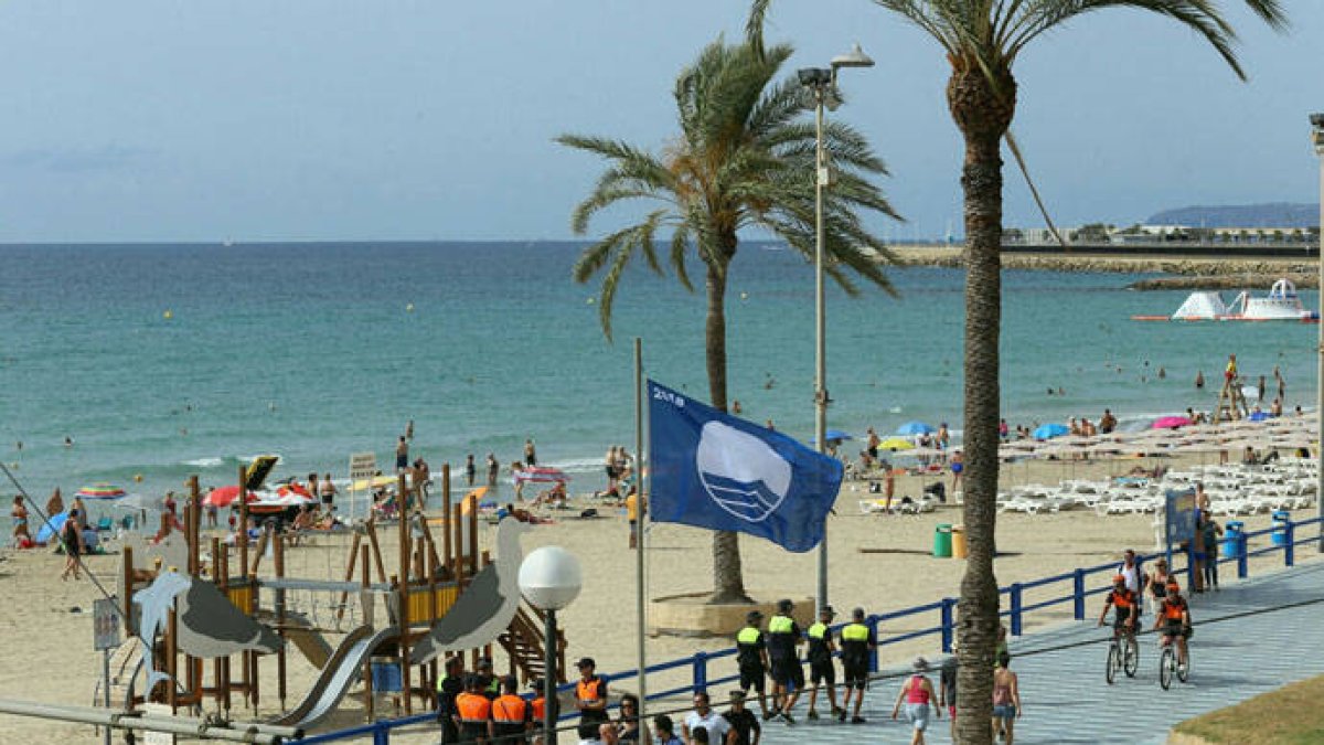 Playa de El Postiguet, con su bandera azul.