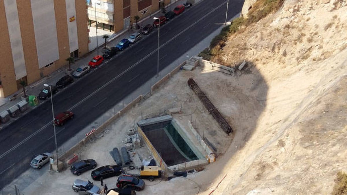 Imagen de este domingo con la verja abierta y permitiendo el aparcamiento de vehículos.