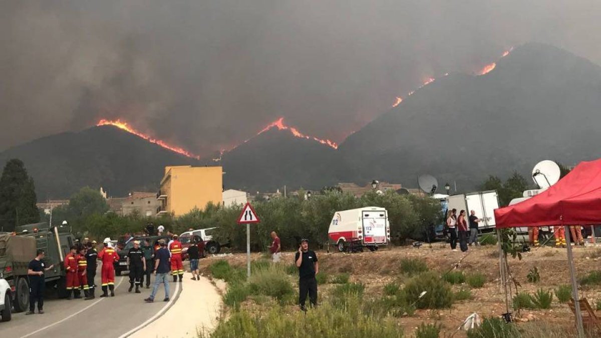 El incendio obliga a desalojar el municipio de Pinet