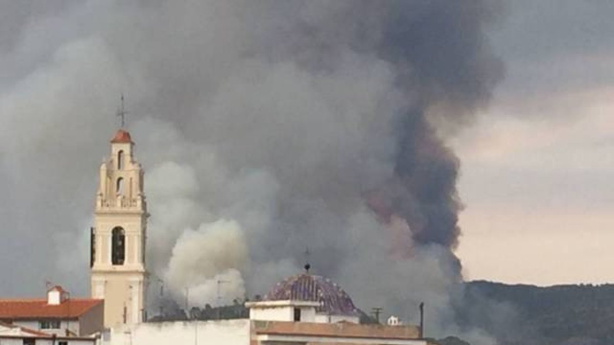 El incendio que obligó a desalojar Pinet está a las puertas de Gandía