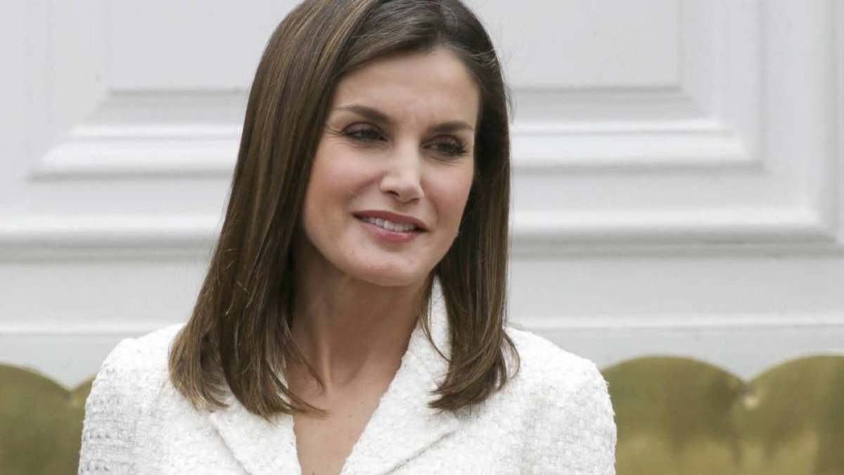 Letizia se enteró por la tele que Don Felipe hubiera renunciado a ella por sus padres.