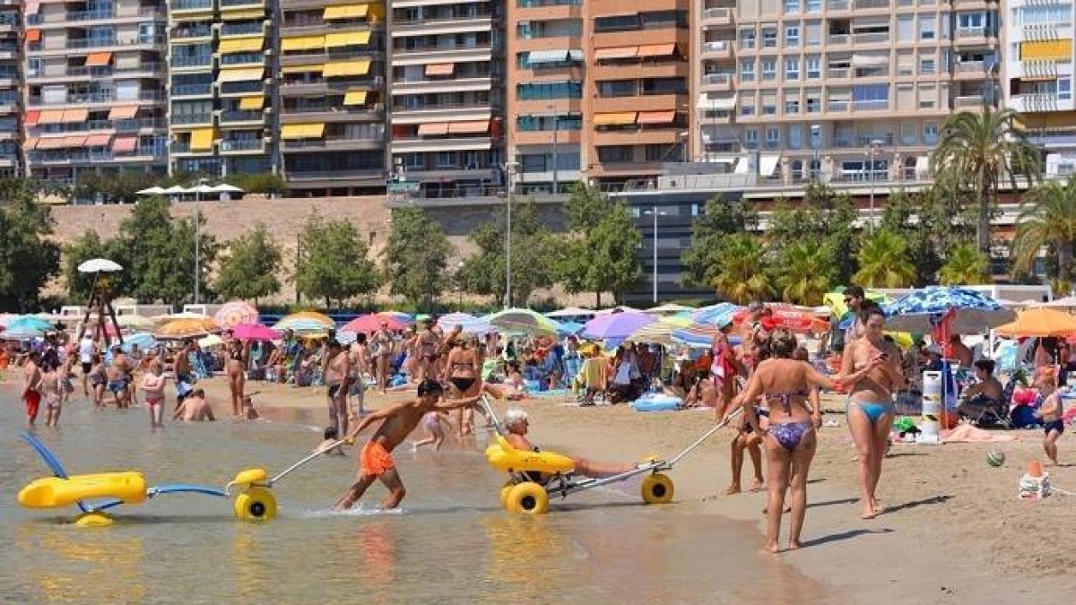 Zona accesible de la playa de El Postiguet de Alicante.