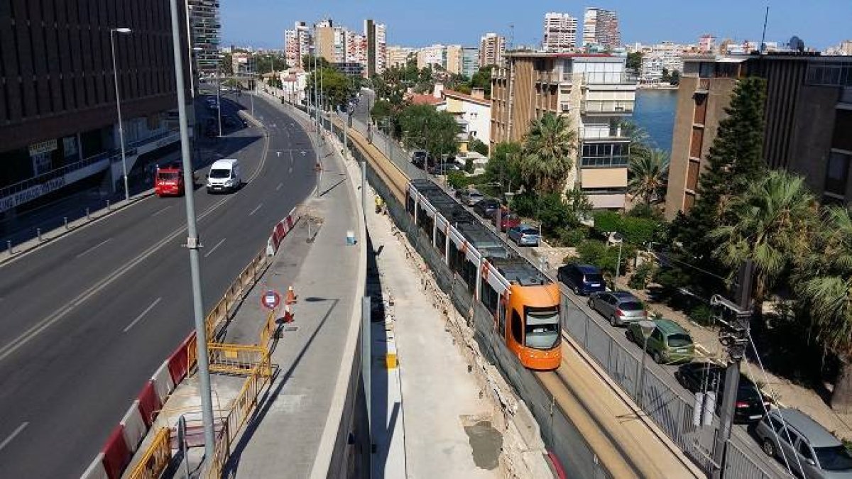 Hueco, a la izquierda, donde se instalará la doble vía, en la Avenida Villajoyosa.