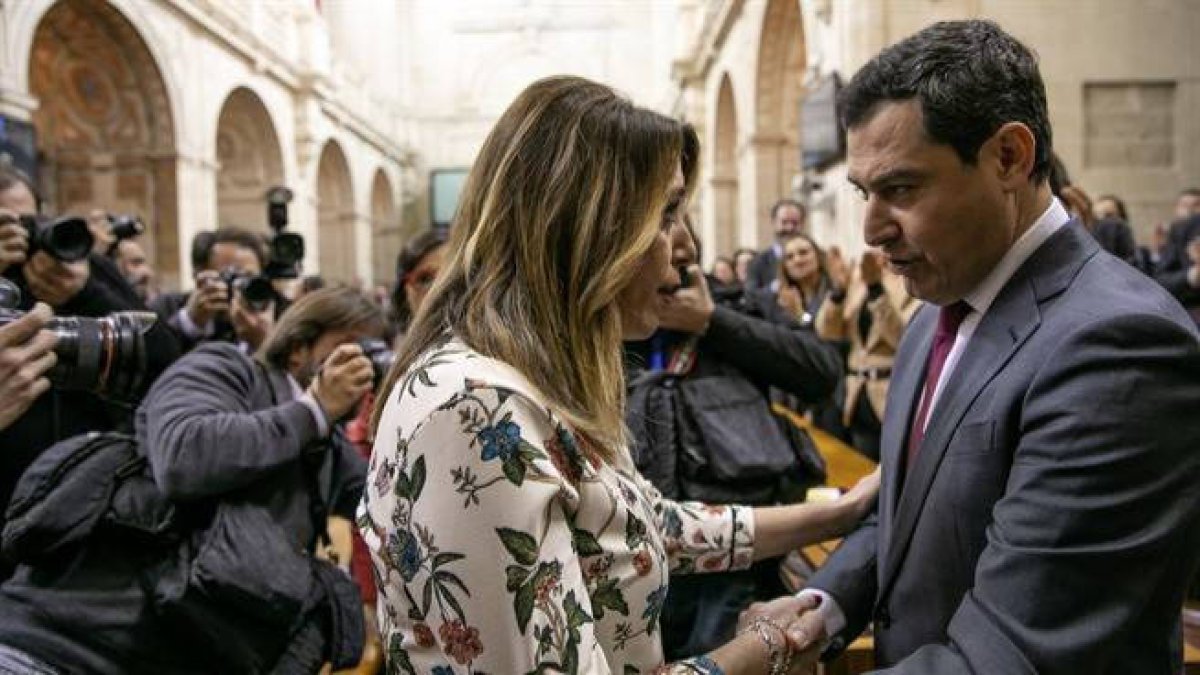 Susana Díaz felicita al nuevo presidente al término de la votación.