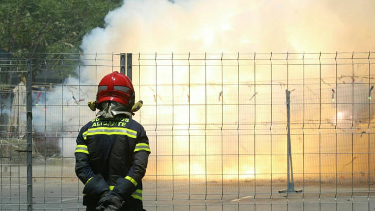 Los bomberos, protagonistas de la mascletà de este martes.