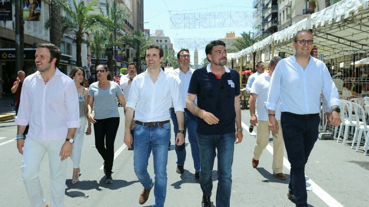 Pablo Casado pasea en plenas fiestas con el alcalde de Alicante, Luis Barcala.