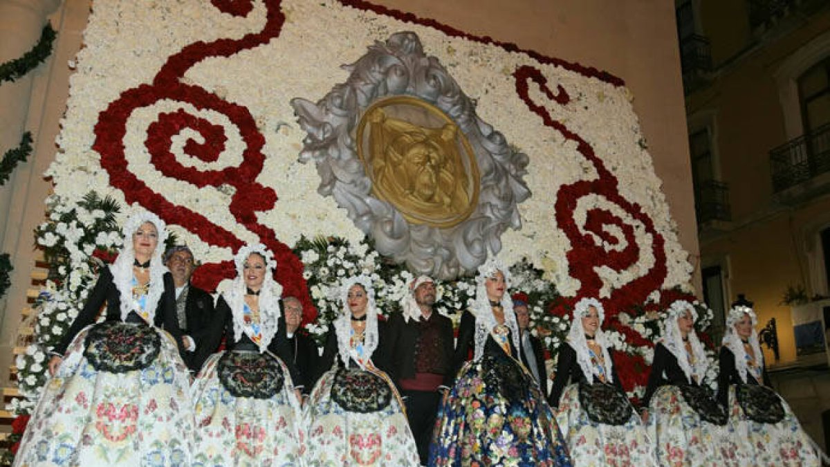 La ofrenda de flores es uno de los actos más importantes de Hogueras.