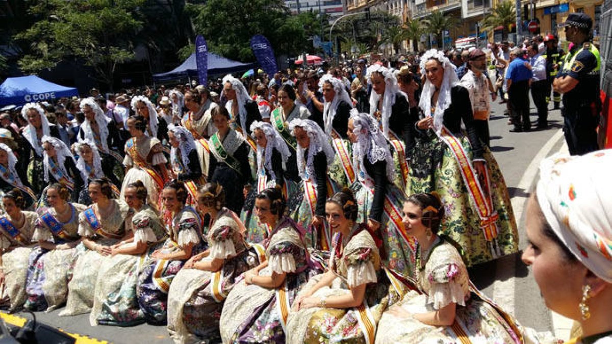 Las representantes de las fiestas de  Alicante, Valencia y Castellón se dan cita en la mascletà.