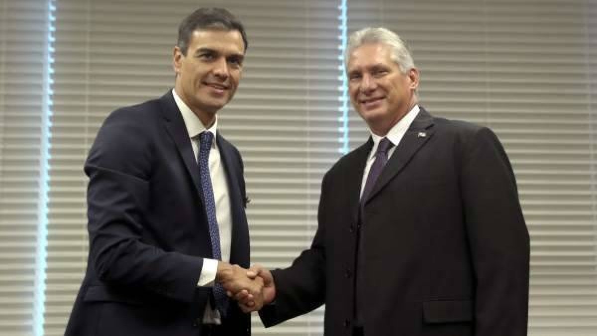 Pedro Sánchez, que este jueves viaja a Cuba, con el presidente cubano, Miguel Díaz Canel, en la ONU.