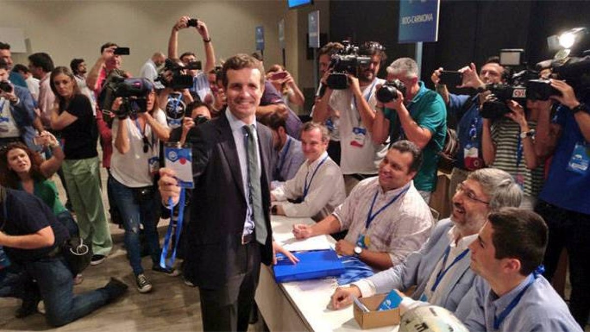 Casado enseña su credencial.