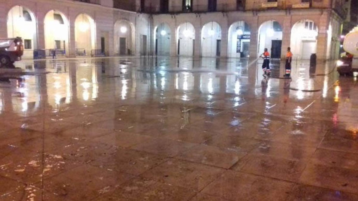 Baldeo de la Plaza del Ayuntamiento.