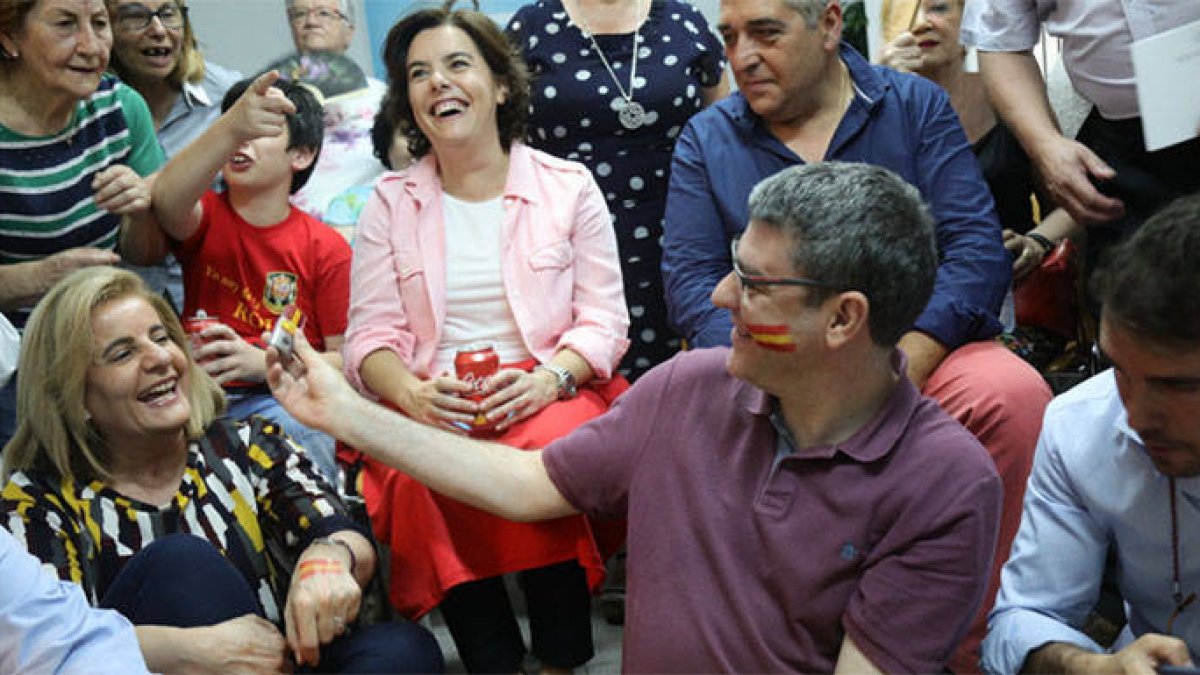 Sáenz de Santamaría viendo el partido del lunes de la selección.