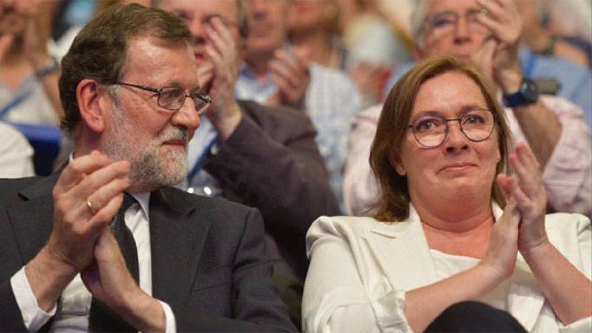 Rajoy mira a su mujer, Viri, tan emocionada o más que él durante toda la tarde.