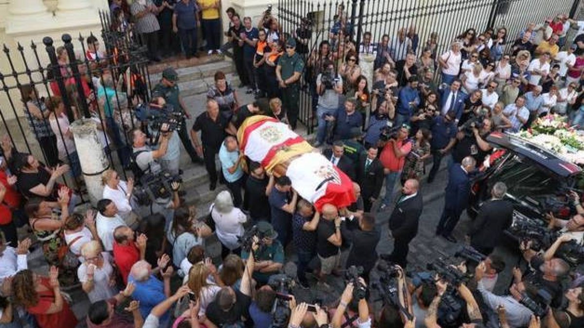 El funeral de Reyes fue totalmente multitudinario.