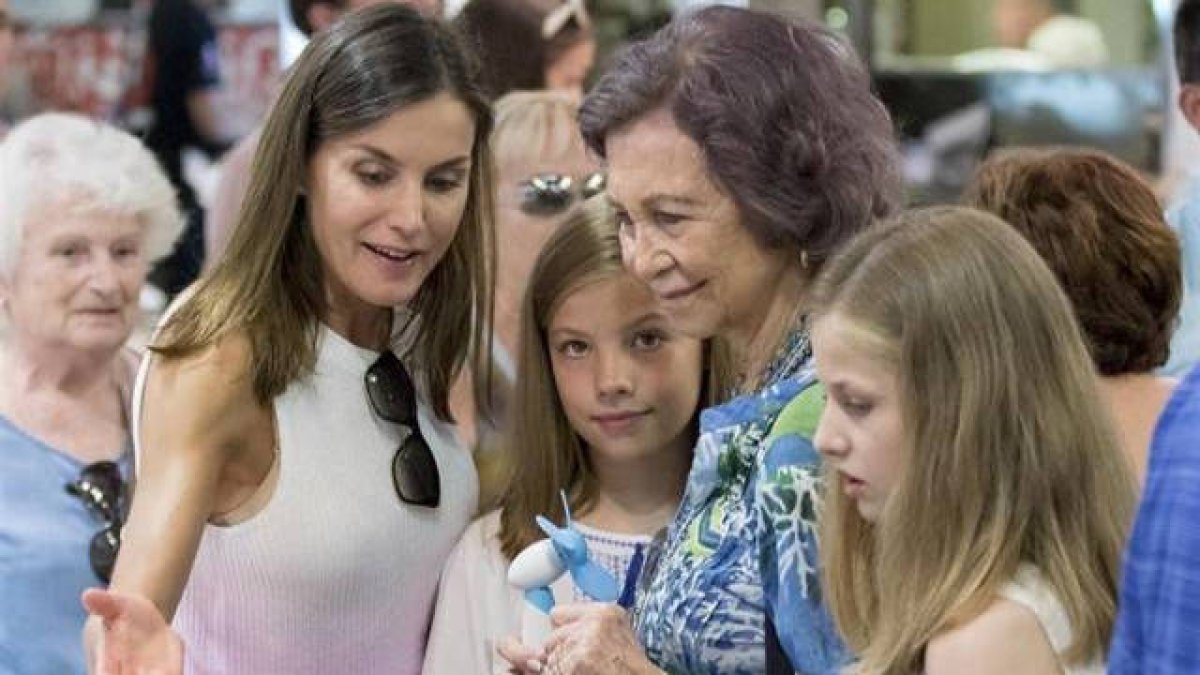 Las Reinas Letizia y Sofía junto a la Infanta Sofía y la Princesa Leonor en Palma.