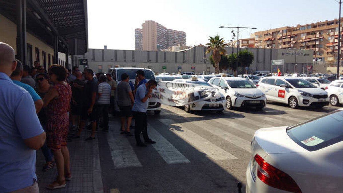 Los taxistas se reunieron en la estación del AVE de Alicante a la espera de noticias.