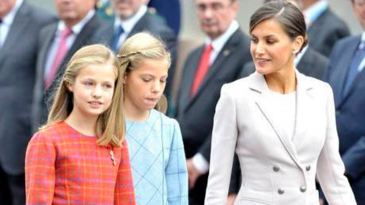 Las vacaciones de Doña Letizia y sus hijas, otra vez en el candelero.