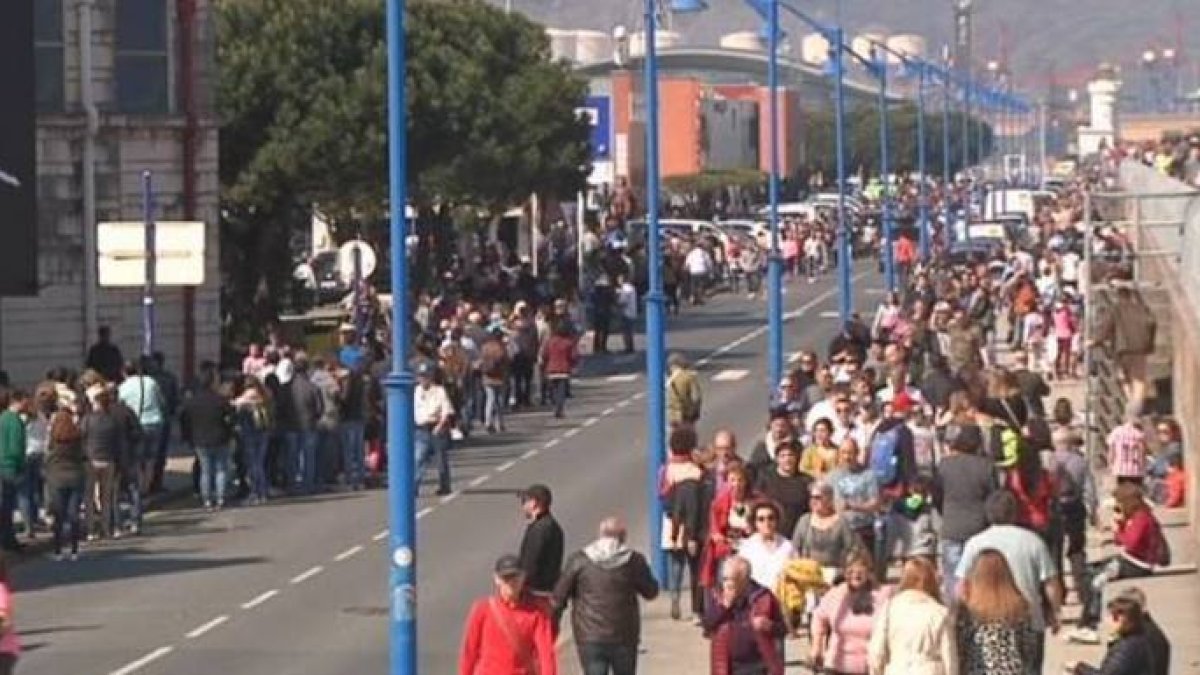 Largas colas en Getxo (Vizcaya) para visitar el portaaviones Juan Carlos I.