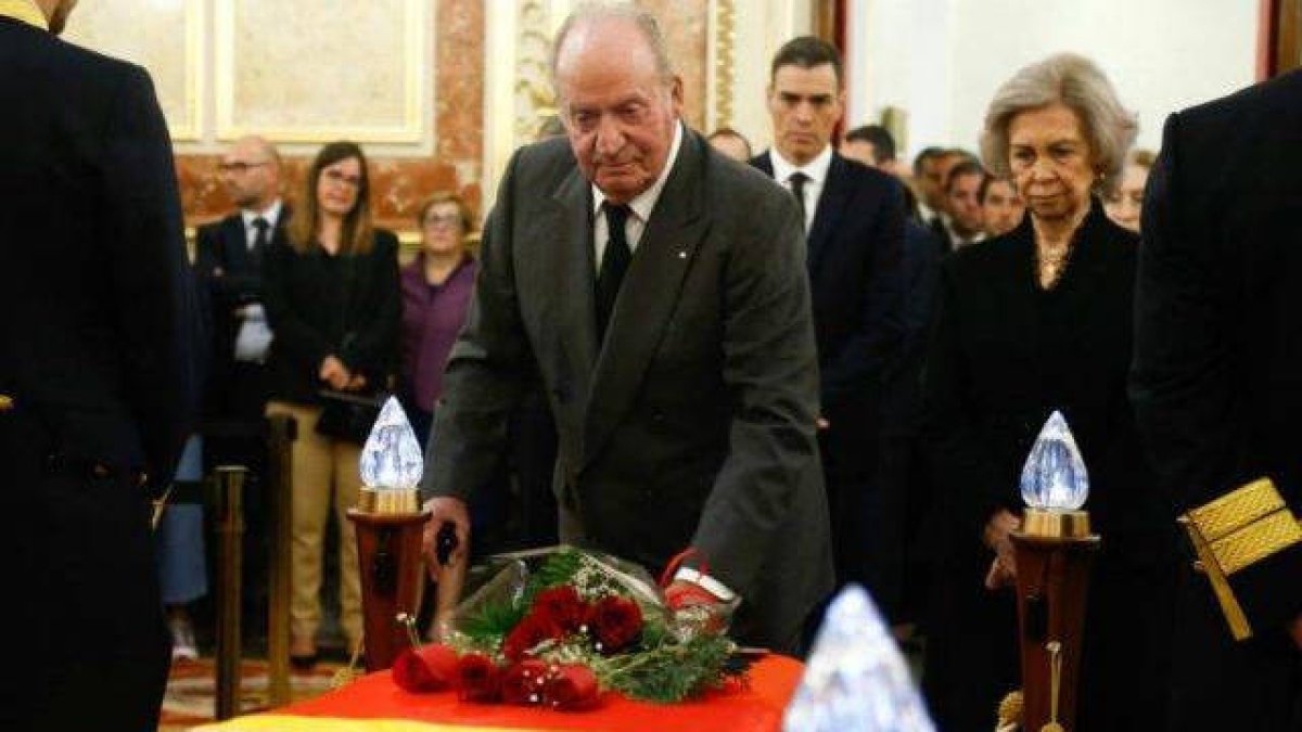 Don Juan Carlos y Doña Sofía acudieron juntos a la capilla ardiente de Alfredo Pérez Rubalcaba.