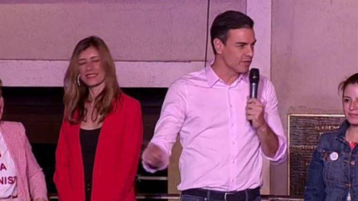 Sánchez, junto a su esposa y Adriana Lastra, en el balcón de Ferraz