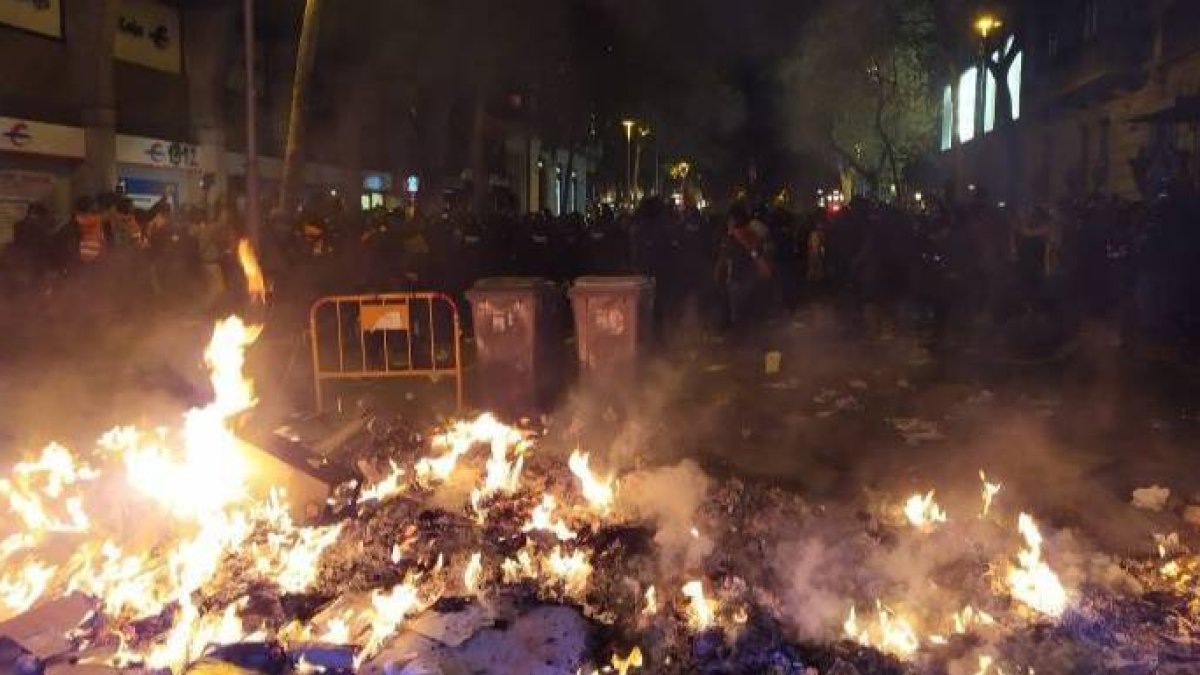 Barricadas de fuego en los alrededores de la Delegación del Gobierno en Barcelona.