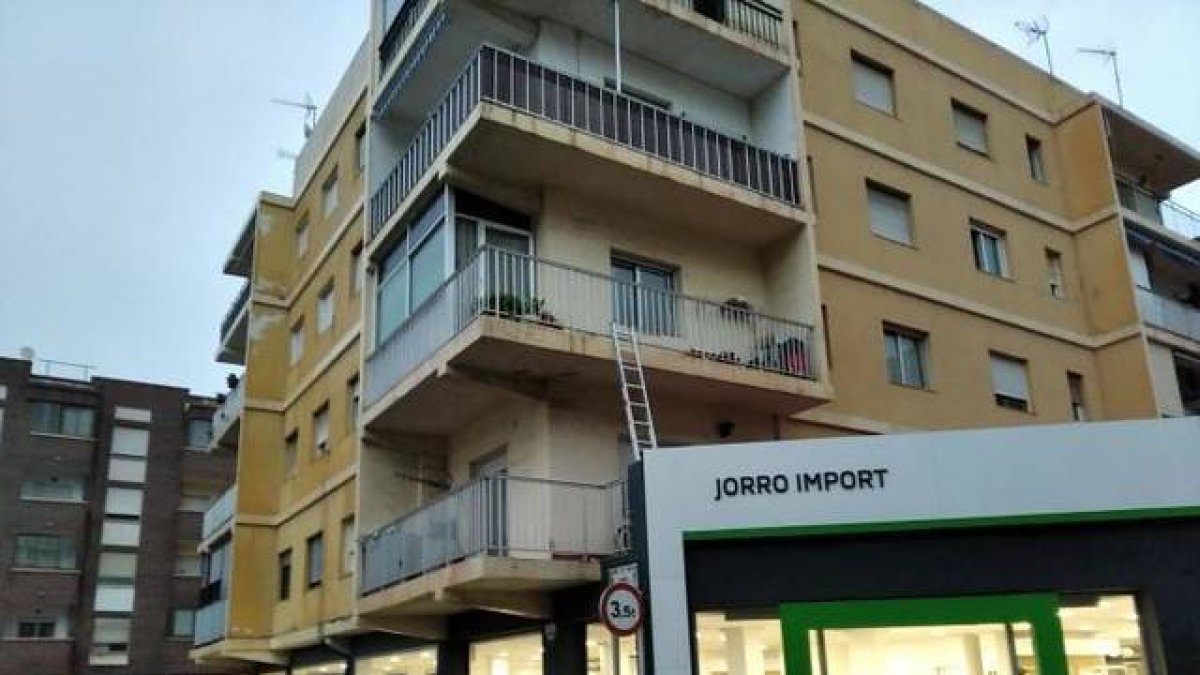 El hombre accedió por una escalera colocada en un balcón.