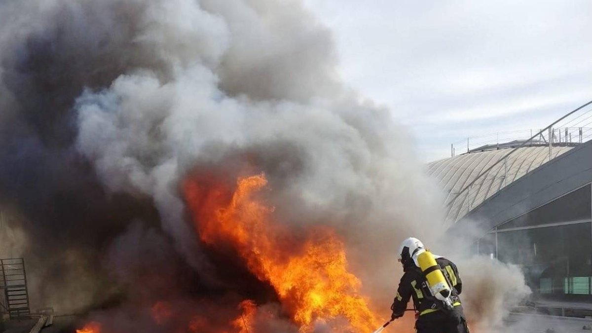 El fuego se ha producida en la cubierta de la terminal.