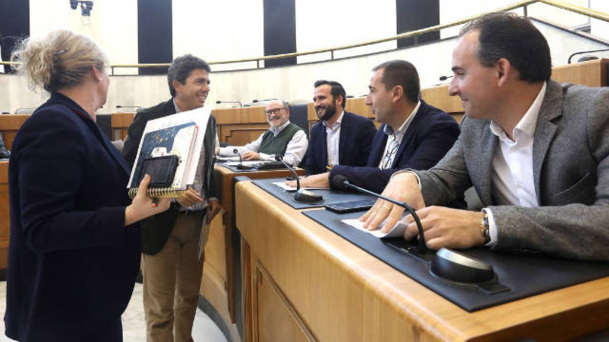 El presidente provincial Carlos Mazón con alcaldes de Alicante.