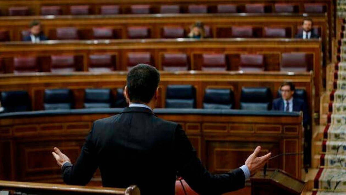 Pedro Sánchez ante Pablo Casado en el Congreso.