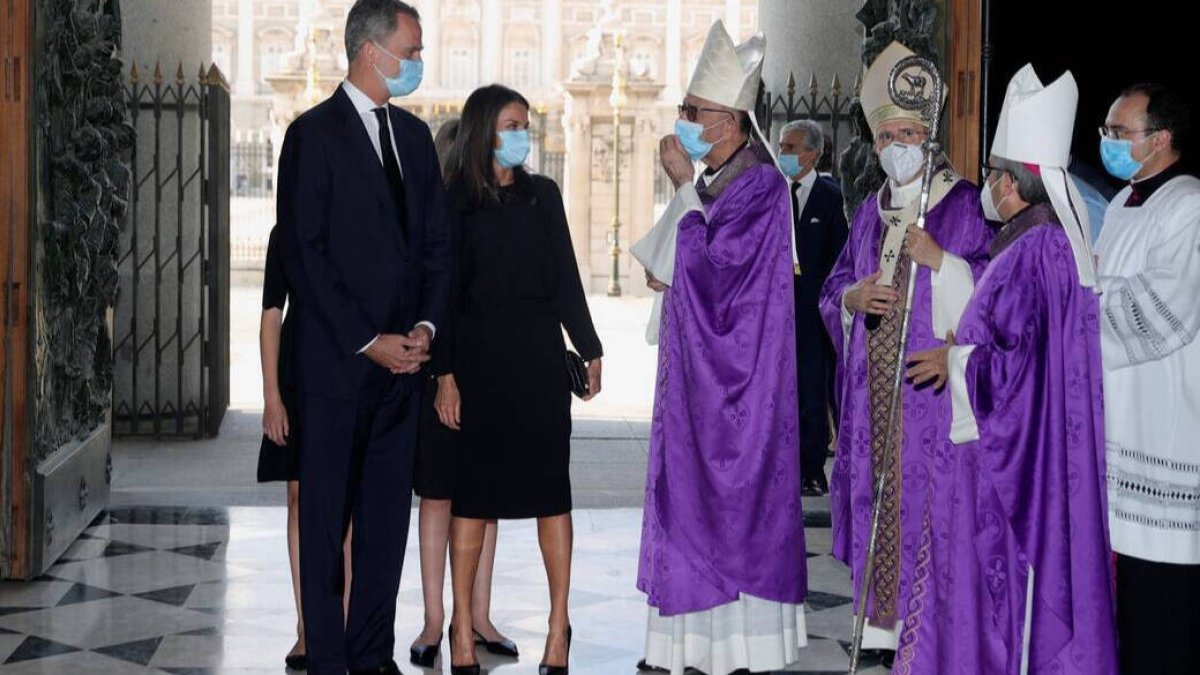 Los Reyes y sus hijas a su llegada a La Almudena.