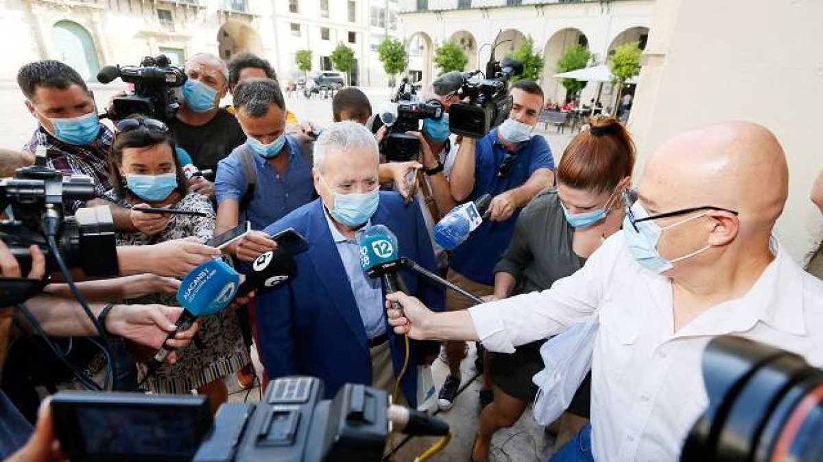 El ex alcalde Luis Díaz Alperi entrando a la Audiencia.