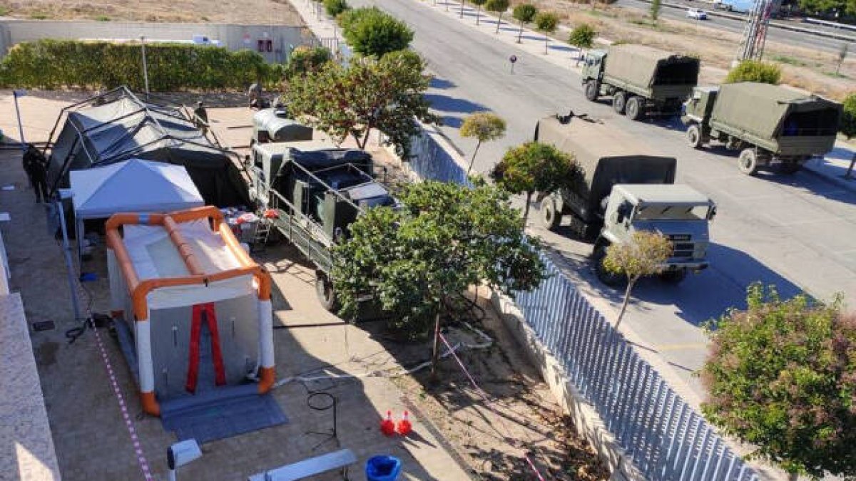 La unidad especializada del Ejército de Tierra de Paterna desinfecta la residencia La Molineta de Petrer / FOTO: O. Avellán