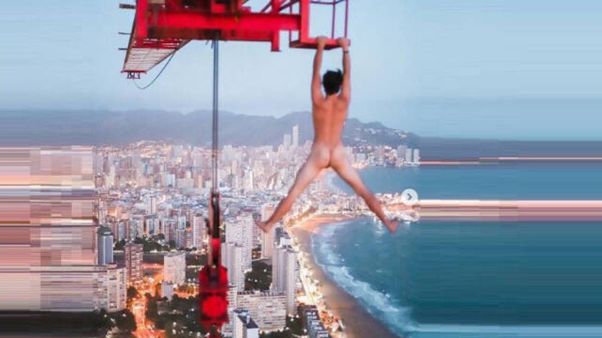 Adam Nuisance ha escalado el rascacielos ‘InTempo’ de Benidorm, de 192 metros de altura, para hacerse este selfie desnudo