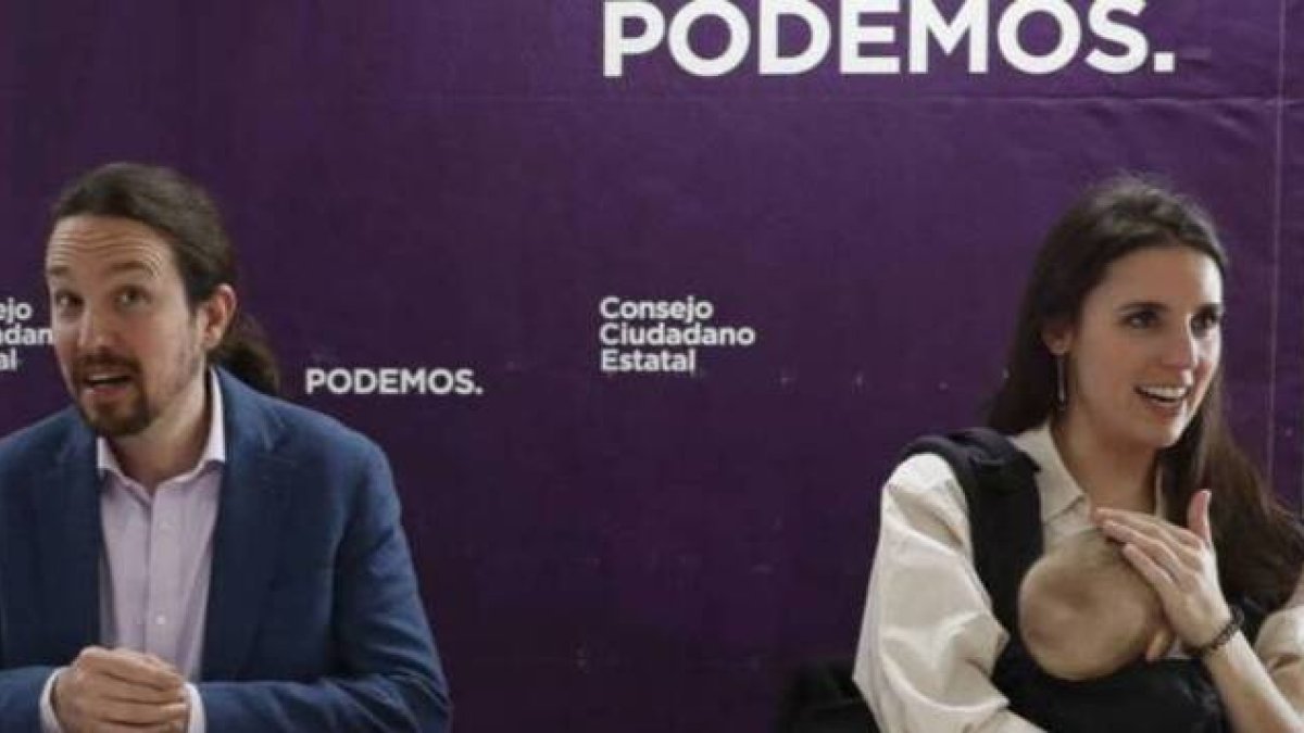 Montero con su hija en una reunión de Podemos.