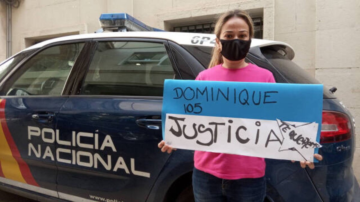 Cristina Sánchez, amiga de la madre de acogida de Dominique, en las puertas de la Audiencia Provincial de Alicante / FOTO: O. Avellán