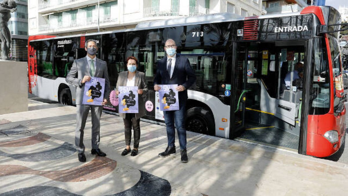 La concejala de Igualdad, María Conejero, el concejal de transportes, Manuel Villar y el director de Transporte Urbano del Grupo Vectalia-Masatusa, Raúl Cantero