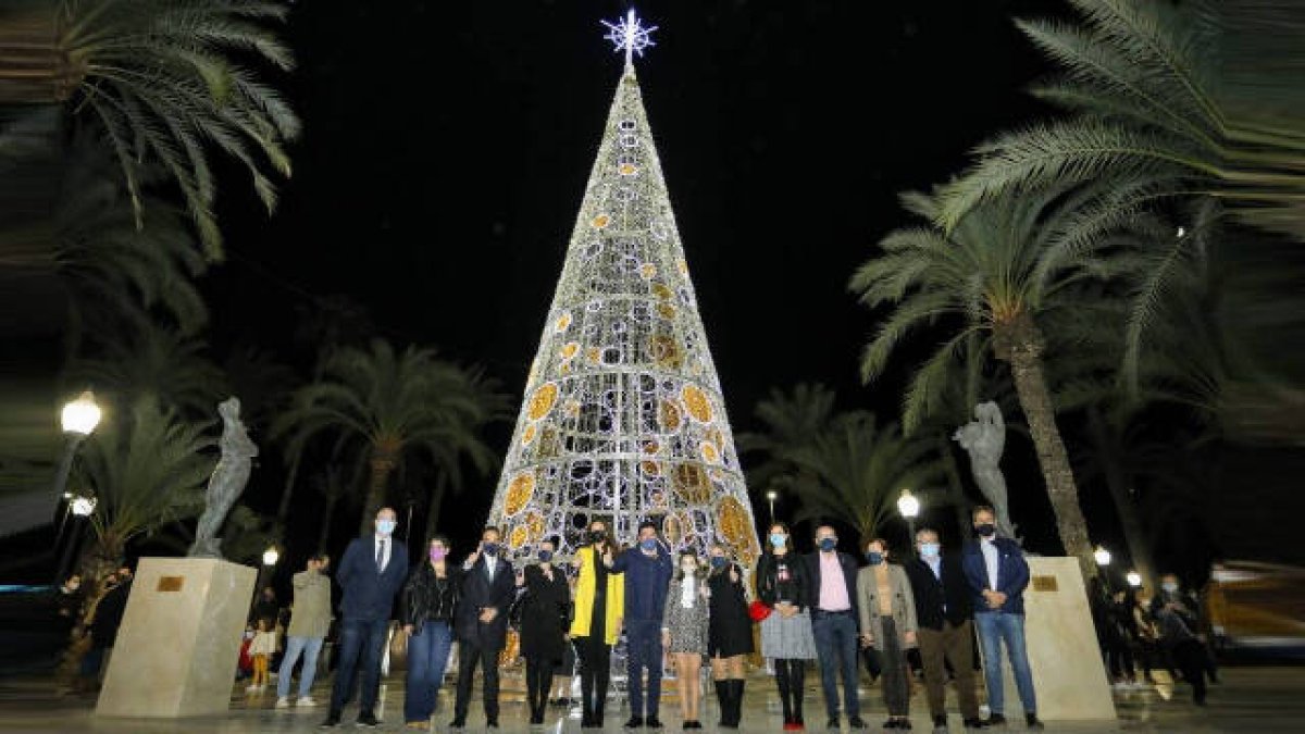 En el encendido de luces de Alicante han participado las Bellesas del Foc Infantil y Adulta, que acompañaron al alcalde, vicealcaldesa y concejales