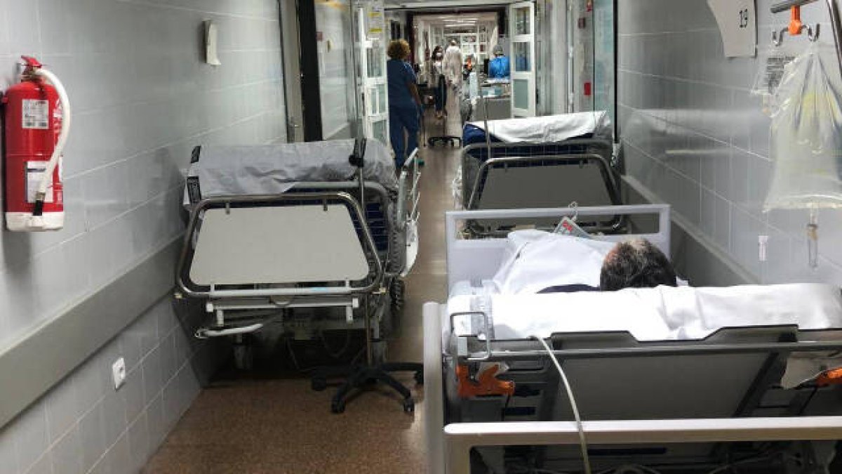 Colapso en las urgencias del hospital de Alzira: Los pacientes en los pasillos