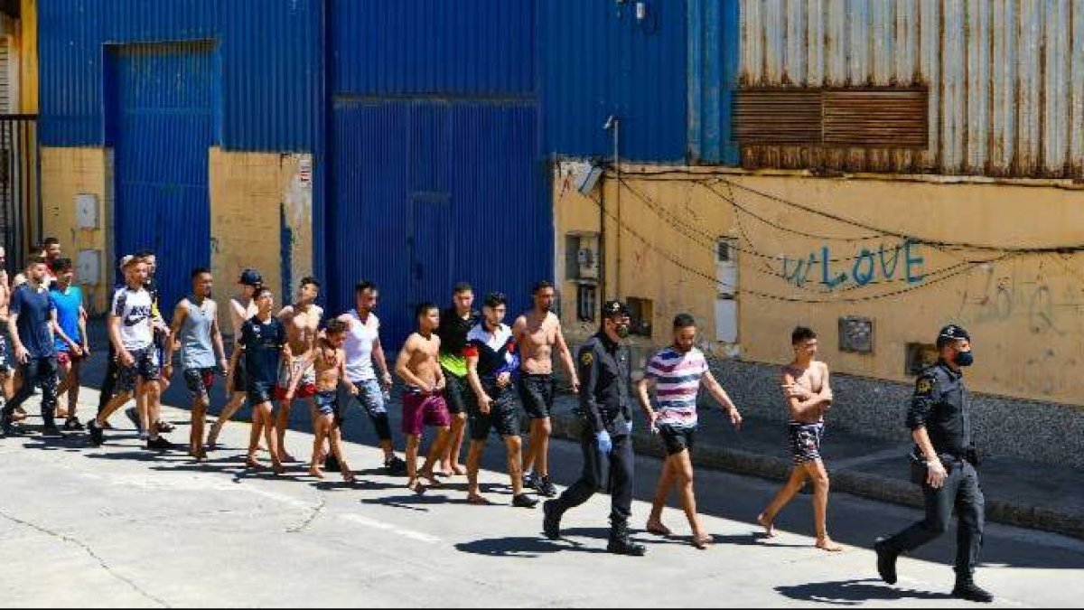 Decenas de menores entrando en Ceuta.