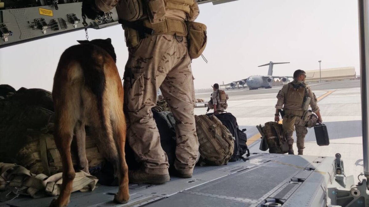 Varios militares a su llegada al aeropuerto de Dubái desde Kabul.