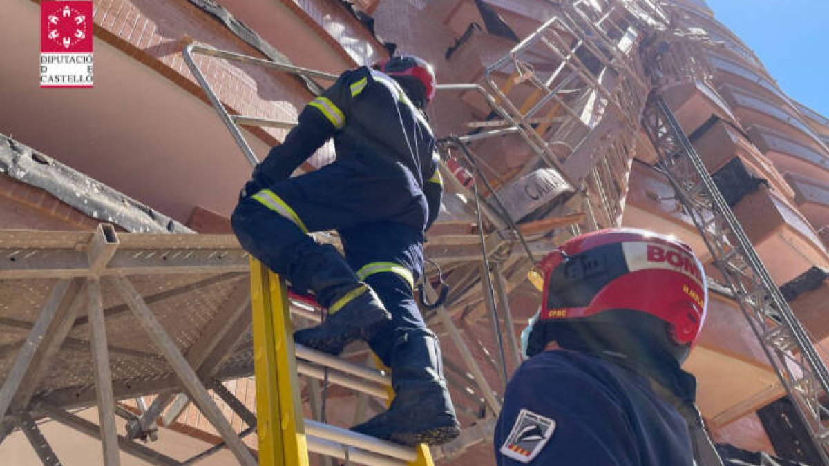 Espectacular rescate de cuatro trabajadores desde el piso 11 de un edificio