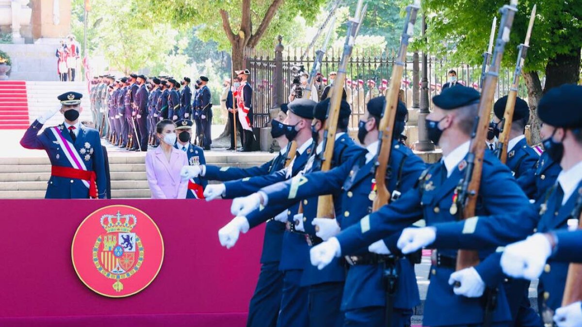 El Rey presidiendo el pequeño desfile celebrado en el madrileño paseo del Prado